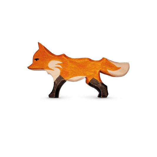 Handgefertigtes Holzspielzeug Fuchs Fähe rot von Allgäuer Holztiere, orange und rot  bemalt mit pflanzlichen Farben, stehend auf weißem Hintergrund, aus bayerischem Ahornholz gefertigt, im Allgäu von Hand hergestellt und für Kinder ab 3 Jahren geeignet.