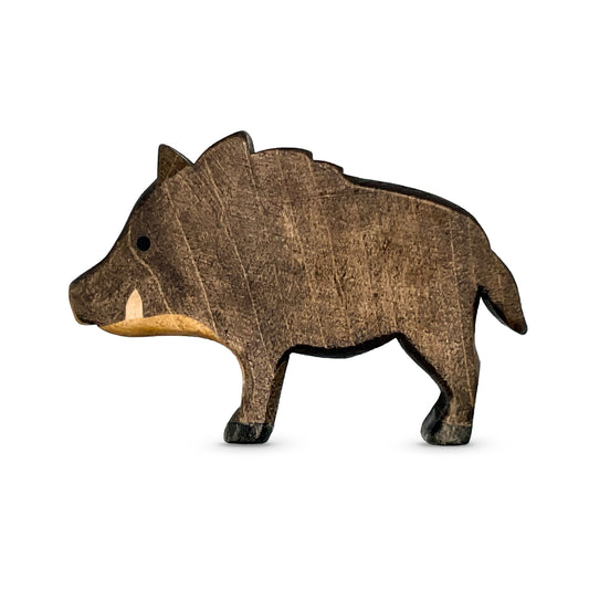 Handgefertigtes Holzspielzeug Wildschwein Bache stehend von Allgäuer Holztiere, auf weißem Hintergrund, aus bayerischem Ahornholz gefertigt, mit pflanzlichen Farben schwarz-braun, hellbraun und schwarz bemalt, im Allgäu produziert und für Kinder ab 3 Jahren geeignet.