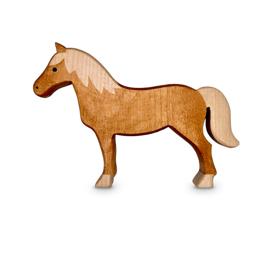 Handgefertigtes Holzspielzeug Pferd Haflinger Stute stehend von Allgäuer Holztiere, auf weißem Hintergrund, aus bayerischem Ahornholz gefertigt, mit pflanzlichen Farben rot-braun bemalt, im Allgäu produziert und für Kinder ab 3 Jahren geeignet.