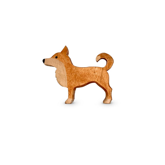 Handgefertigtes Holzspielzeug Hund Rüde Amo von Allgäuer Holztiere, hellbraun bemalt mit pflanzlichen Farben, stehend auf weißem Hintergrund, aus bayerischem Ahornholz gefertigt, im Allgäu von Hand hergestellt und für Kinder ab 3 Jahren geeignet.