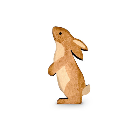Handgefertigtes Holzspielzeug Feldhase Rammler Männchen stehend von Allgäuer Holztiere, auf weißem Hintergrund, aus bayerischem Ahornholz gefertigt, mit pflanzlichen Farben braun und schwarz bemalt, im Allgäu produziert und für Kinder ab 3 Jahren geeignet.