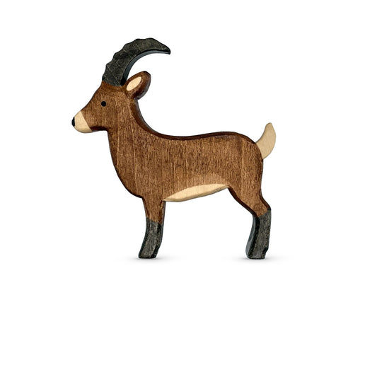 Handgefertigtes Holzspielzeug Steinbock Bock von Allgäuer Holztiere, stehend auf weißem Hintergrund, aus bayerischem Ahornholz gefertigt, braun und schwarz bemalt mit pflanzlichen Farben, produziert im Allgäu und für Kinder ab 3 Jahren geeignet.